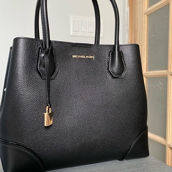 📌SOLD MICHAEL KORS Black Satchel - Picture 3 of 15